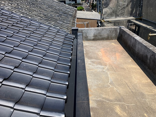 屋根の端部の金物